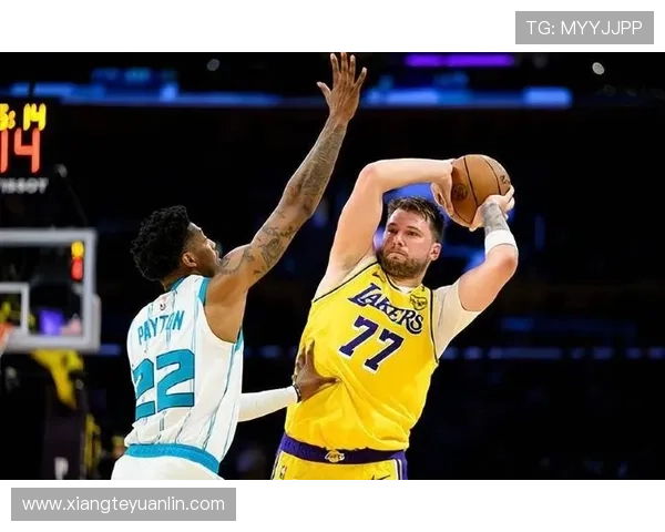 詹姆斯本赛季表现低迷球权到手立刻传给东契奇