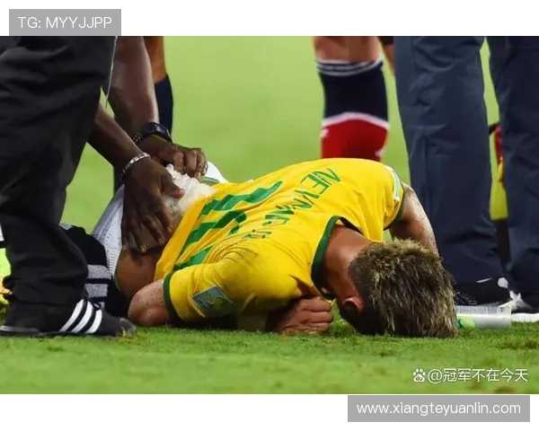 内马尔拼尽全力带伤出战90分钟赛后紧急冰敷膝盖伤处